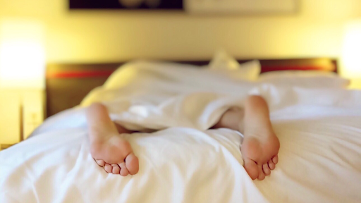Dormire nudi, fa bene? Opinioni, cosa consigliano i dottori