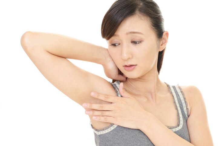 Deodorante che causa prurito, cosa fare? Rimedi, sintomi, conseguenze, quali deodoranti evitare